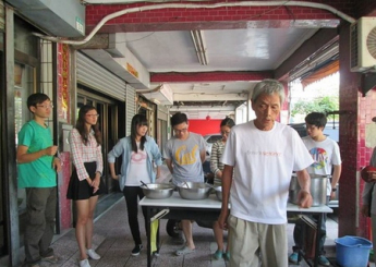 他是台光，曾經是一位很好的廚師，有著妻子，小孩，美滿的家庭。