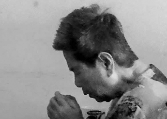 不識字的她，卻喜歡聽著大夥兒唱詩歌，唸聖經，還要我們教她怎麼祈禱