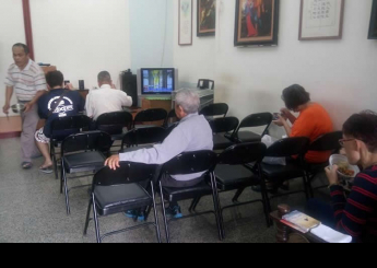 九十五歲的阿公，常常到永康恩友中心用餐。每次都開著電動車緩緩前來。