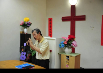 汪英德曾是最年輕的台陽美展金牌獎得主、七棟房子和一個幸福家庭的主人；也曾經流落街頭、成為街友。
