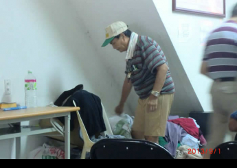 他們第一次來，由阿嬤領著智能不足的女兒以及小孫女好像排著隊伍一般走進台南恩友中心。