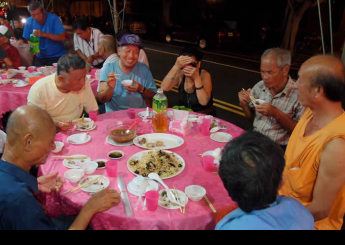 大姐不愛拍照，只要看見相機都會習慣性的閃躲著。