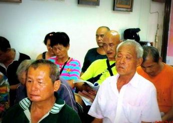 她總是牽著他的手慢慢走進台南恩友。