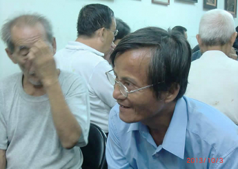 外表看似古意的眼鏡哥叔叔，皮膚黝黑，名叫蘇仔。