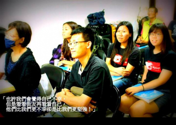 當台上唱著「耶和華祝福滿滿」這首詩歌時，我的心悸動著。