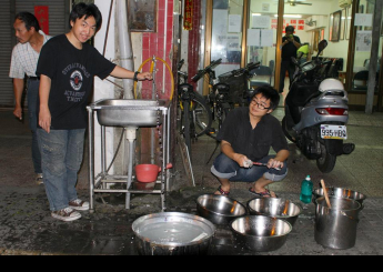 大家都叫我小董。我在台南恩友負責廚房的工作。