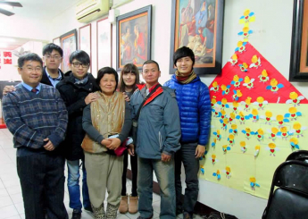 幾位成功大學和中山大學幾位熱請青年組隊參加某創意競賽活動，突發奇想結合社會關懷的理念