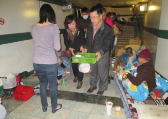 一群善心的朋友們，今晚煮了一大鍋熱騰騰的紅豆湯，並且帶著餅乾以及暖暖包等來到台南恩友中心