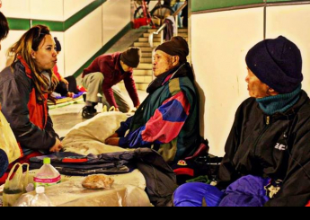 大家都叫他阿伯。 住在東豐地下道第一個轉角處， 習慣戴著毛線帽，總是望著遠處沉思著。