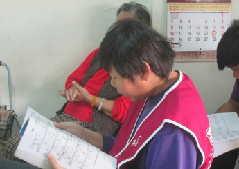 這個孩子，身高１８９公分，聲音尖細，動作非常遲緩。他叫做阿龍。