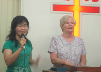 英國藉的Susan牧師，今天帶著翻譯張姊妹來到台南恩友中心為我們分享她的生命的見證。