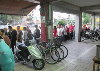 一年八個月之後的昨晚，阿姨跟我招手要我過去