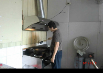 他說他當過捆工，幹過工地粗工。還當過跑龍套的臨時演員。曾經是流氓，也當過無賴。