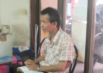 他叫做阿貴，一個多月以前開始來到恩友中心用餐跟沐浴，晚上睡在東豐地下道。