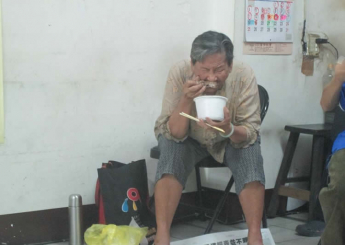 阿貴很貼心的每餐都替她在地上鋪一張舊報紙