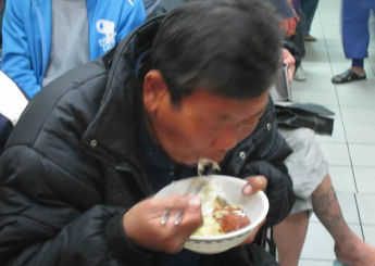 很多漂泊的人，都不愛說話，或者說不願意說話。