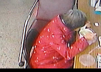 下著雨的晚上 一個婦人騎著機車來到教會門口