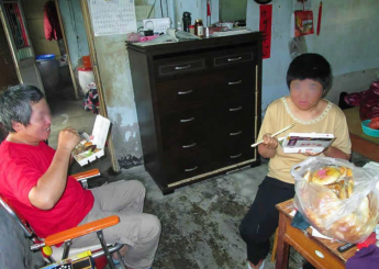 他說他們本是鄰居，她的母親去世之前把女兒託付給他，他不假思索地就答應了。娶了她