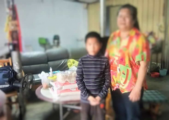 阿嬤已過六十歲了，但是或許因為長髮，或許因為髮絲還未白如雪，我們一直看不出她的年紀