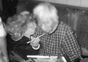 一個子宮癌末期的老母親，帶著重度智障的兩個兒子住在不大的矮屋裡。