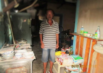 國寶父母去世之後，一直留在小屋，每天去建築工地做板模工。
