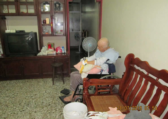 她告訴我們她跟先生差二十來歲，很多人都以為他們是父女。