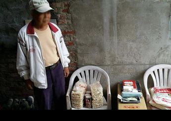 我們送愛心物資到時間長巷來。阿公與我們熱絡多了，阿嬤不舒服，在屋內沒有出來。