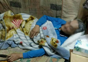 揮手離去之際，他朝我們揮揮手。無力的手...