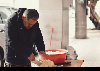 徐仔從小被親生媽媽過繼給阿姨當兒子，車禍後，先在姊姊家受照顧，之後又被丟到阿姨家