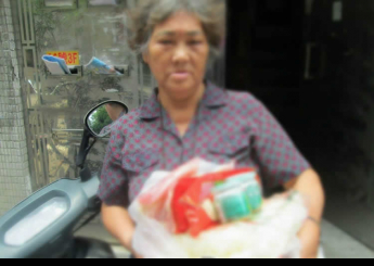 原本每個月都來恩友中心領取愛心物資的阿姨。將近七十歲了，獨居在中都路上。