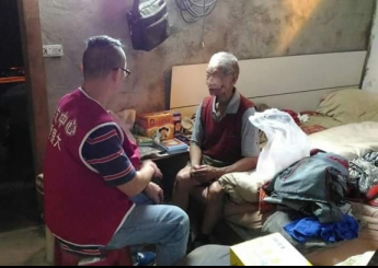 李伯伯，八十歲，獨居，借住朋友的房子，曾因口腔癌開刀，左臉頰留下一個窩洞，牙床也削掉，只能吃喝軟爛的食物…