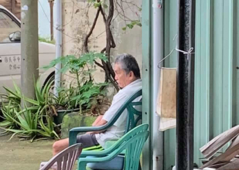 台南恩友中心同工們，來到嘉義水上鄉，一間既不漏水也不炎熱簡單搭建的房屋，是吳大哥與媽媽及阿姨共同生活溫馨小屋，是早年用辛苦賺來的錢，便宜買下糖廠的地來搭建。