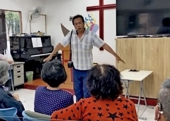 流浪至今已18年，我斷斷續續地來到前鎮恩友教會。成為街友後，日子並不像別人說的「不用繳電費，沒煩沒惱」；其實是非常地痛苦，非常不平安！當遇到事情的時候，真的是「叫天天不應，叫地地不靈」。我也學別人向上帝禱告，天天禱告，不斷的禱告；在睡覺的時候，我的臉就是向著天空禱告。