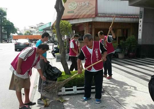 恩友中心回饋社區打掃服事 