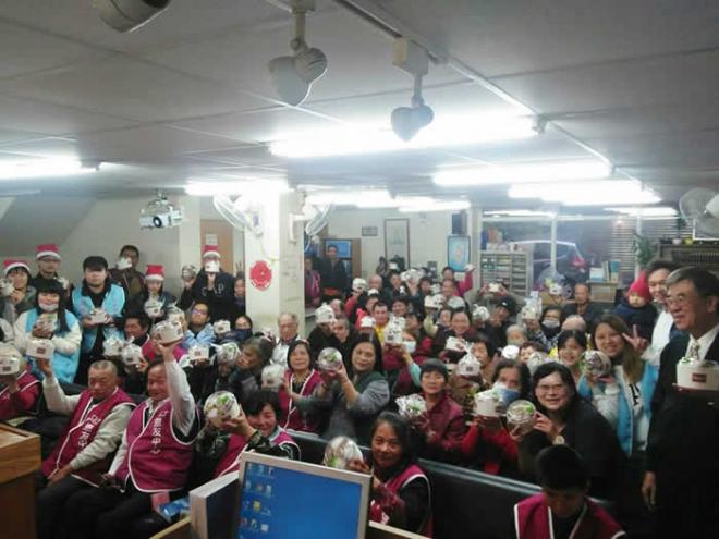 感謝周小姐全家預備100份聖誕蛋糕