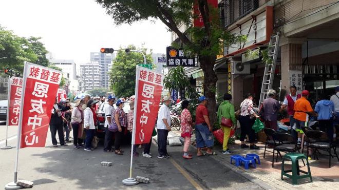 高雄三民恩友中心，今日(5/26)上午 * 濟貧禮拜 * 結束後，發放愛心物資搶救貧窮