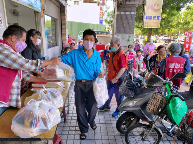 前鎮恩友中心 主日聚會並分送物資