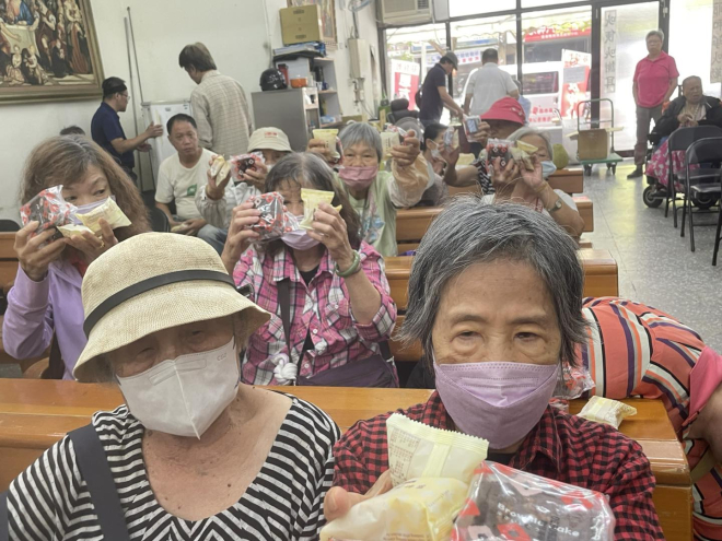 南港恩友中心共餐及分送物資