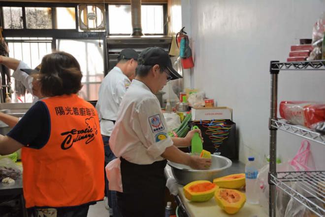 感謝 陽光義廚聯盟 來到台北恩友中心 煮食豐盛晚餐