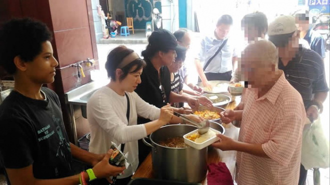 感謝來自國外的朋友 參與供餐志工