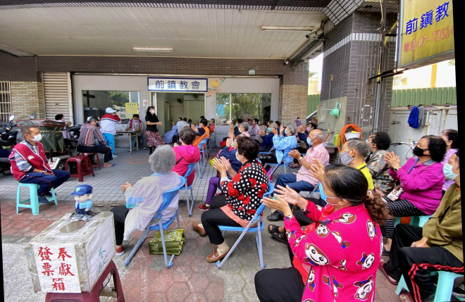 前鎮恩友中心 主日聚會並分送物資