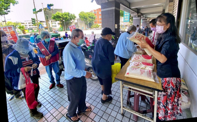 前鎮恩友中心 主日聚會並分送物資