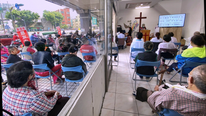 前鎮恩友中心 主日聚會並分送物資