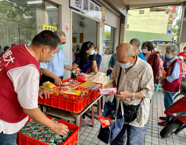 前鎮恩友中心 主日聚會並分送物資