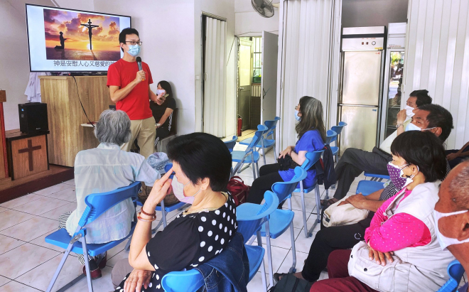 前鎮恩友中心 主日聚會並分送物資