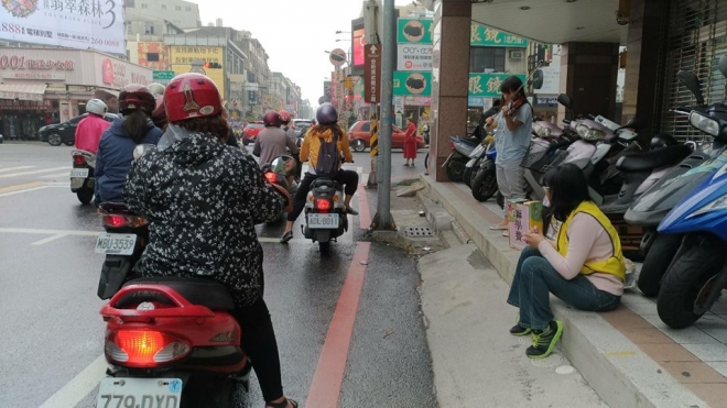 若各位愛心朋友有行經青年路與北門路的彰化銀行前，請給他們加加油、打打氣喔！