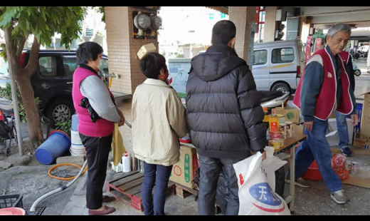 台南恩友中心十二月份福助貧窮，發放愛心物資。