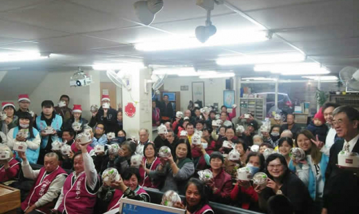 感謝周小姐全家預備100份聖誕蛋糕