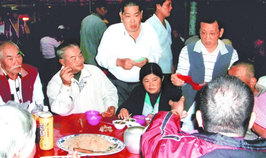 恩友中心預備750個百元紅包，讓前來用膳的朋友領受實質祝福。（南部恩友中心提供）