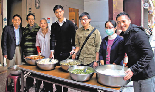 藝人Daniel（右一）和謝冠雄教授與李政隆執牧（左一、左二）一起服事弱勢貧寒民眾。（梁敬彥／攝影）